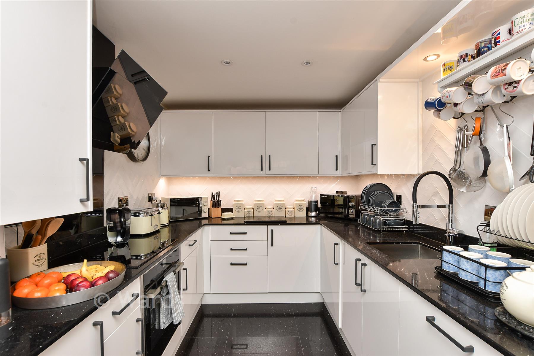 Kitchen - Kingsgate Avenue, Broadstairs, Kent - Wards of Kent