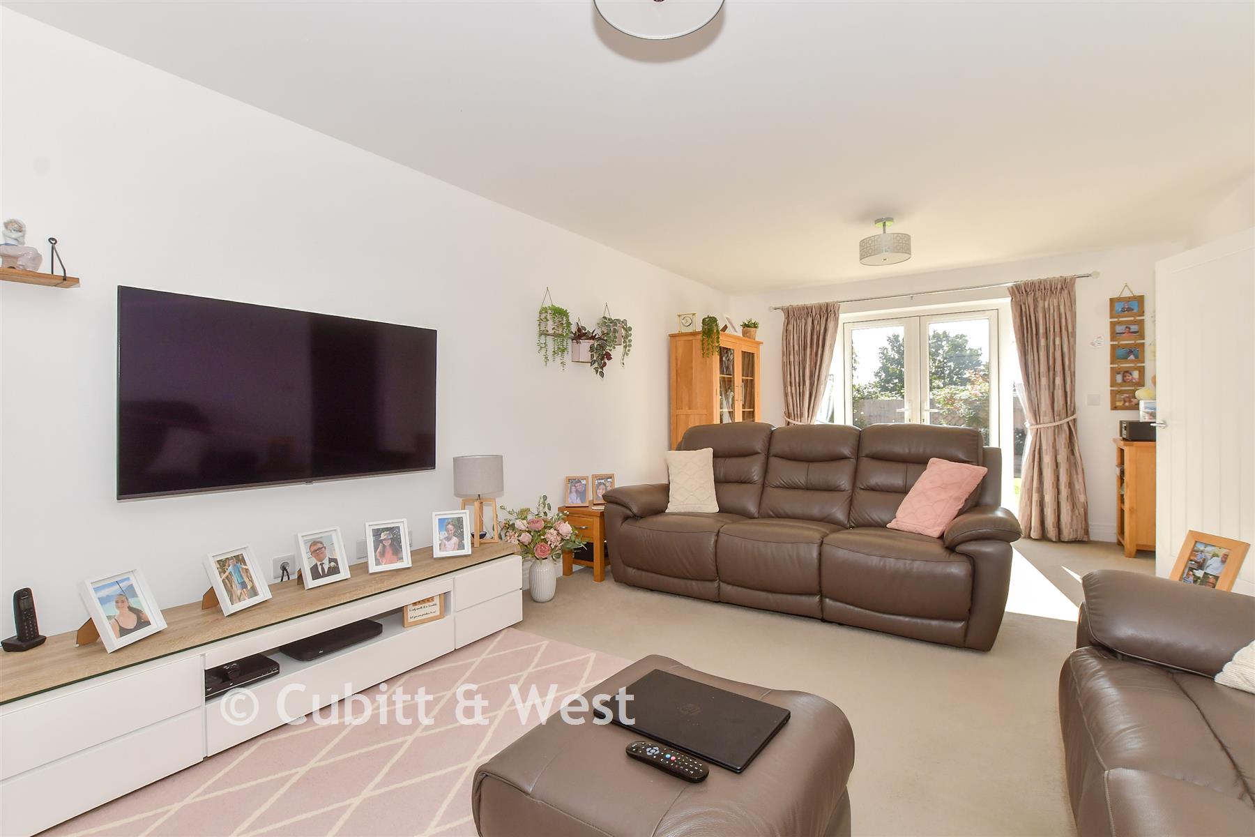 Lounge - Sinclair Drive, Codmore Hill, West Sussex - Wards of Kent