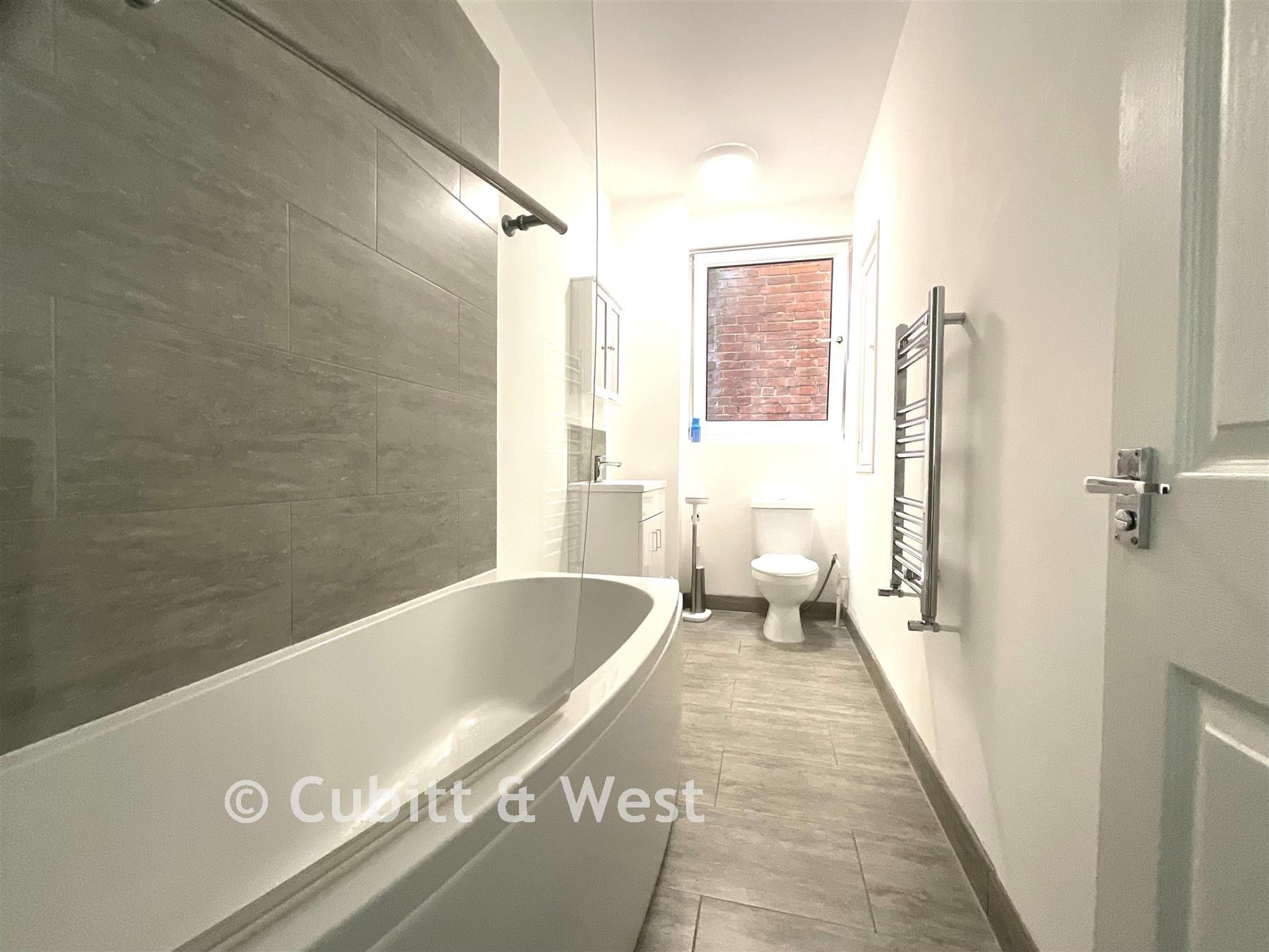 Bathroom - Yorke Road, Reigate, Surrey - Wards of Kent