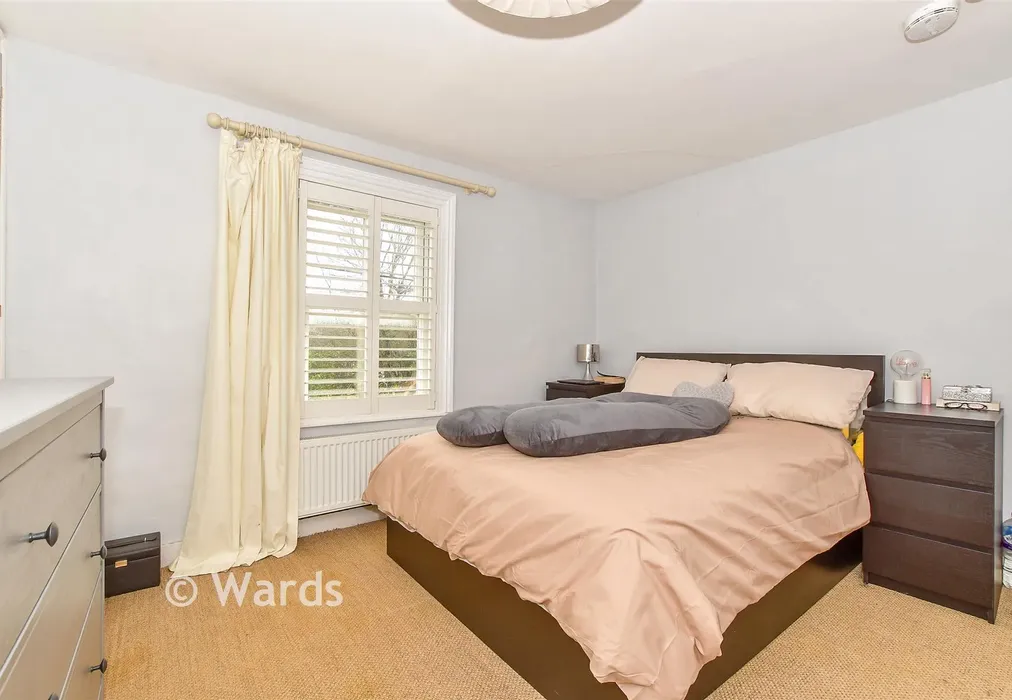 Bedroom 1 - Old Hay, Paddock Wood, Tonbridge, Kent - Wards of Kent