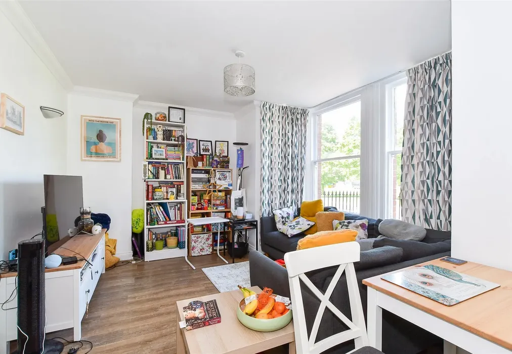 Lounge - High Street, Cranleigh, Surrey - Wards of Kent