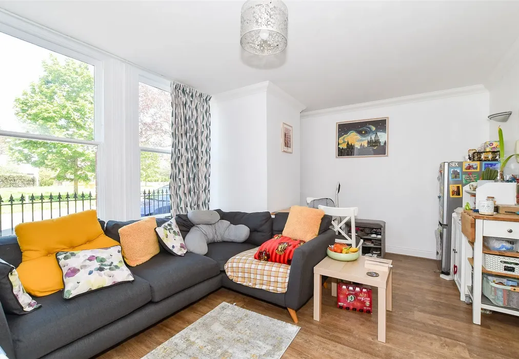 Lounge - High Street, Cranleigh, Surrey - Wards of Kent