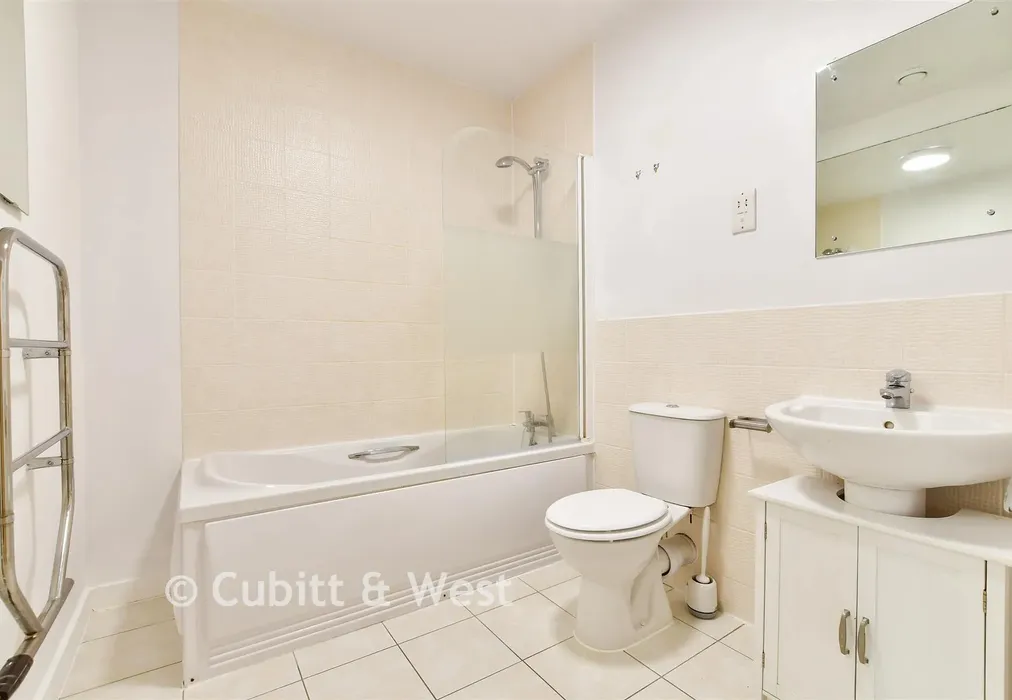 Bathroom - Stanford Avenue, Brighton, East Sussex - Wards of Kent