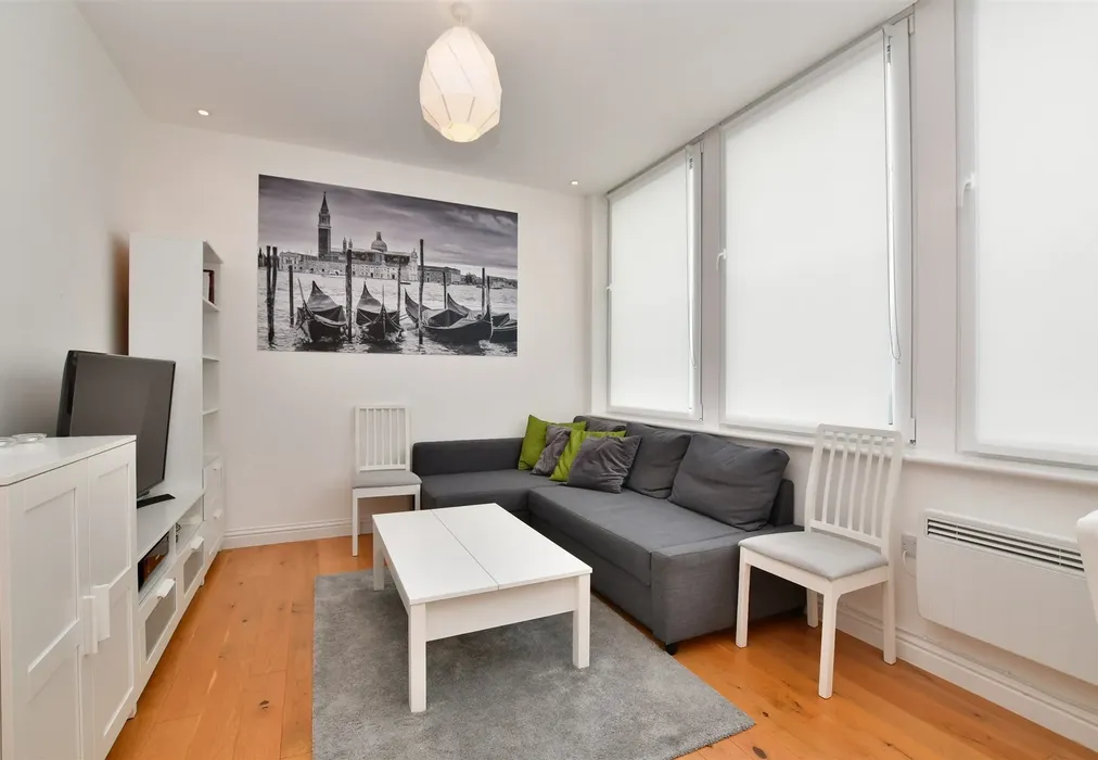 Lounge - Station Road, Redhill, Surrey - Wards of Kent