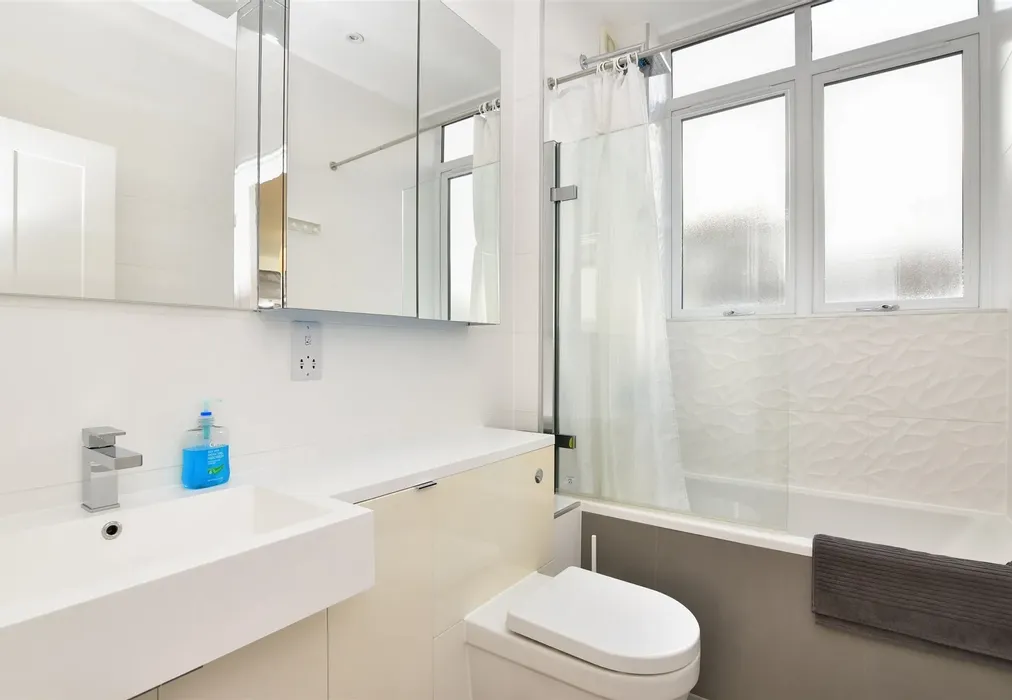 Bathroom - Station Road, Redhill, Surrey - Wards of Kent