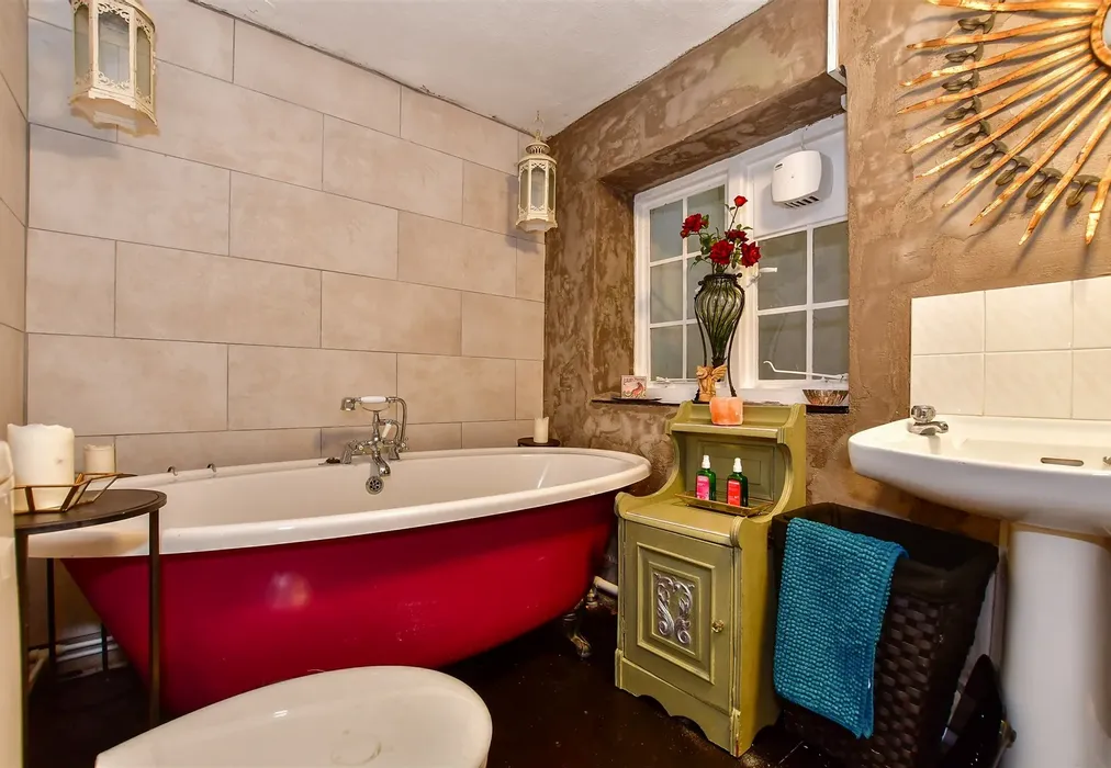 Bathroom - Joss Gap Road, Broadstairs, Kent - Wards of Kent