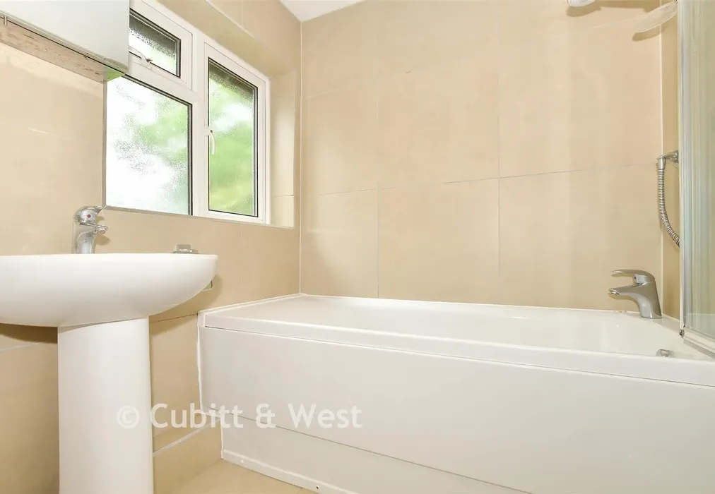 Bathroom - Oak Tree Cottages, Danehill, East Sussex - Wards of Kent