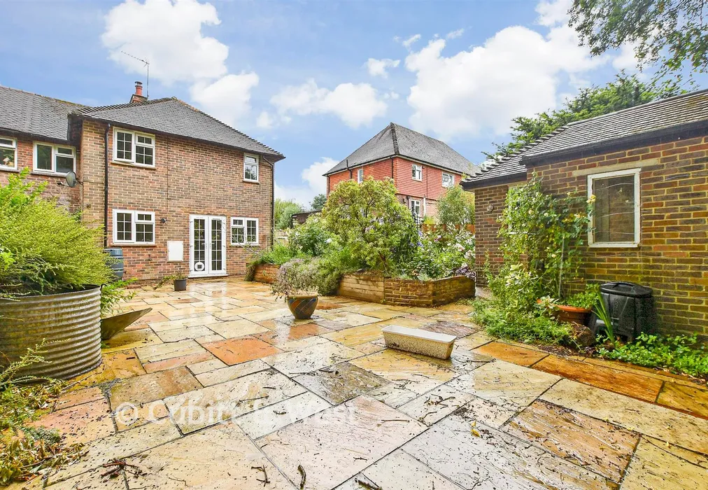 Rear Garden - Oak Tree Cottages, Danehill, East Sussex - Wards of Kent