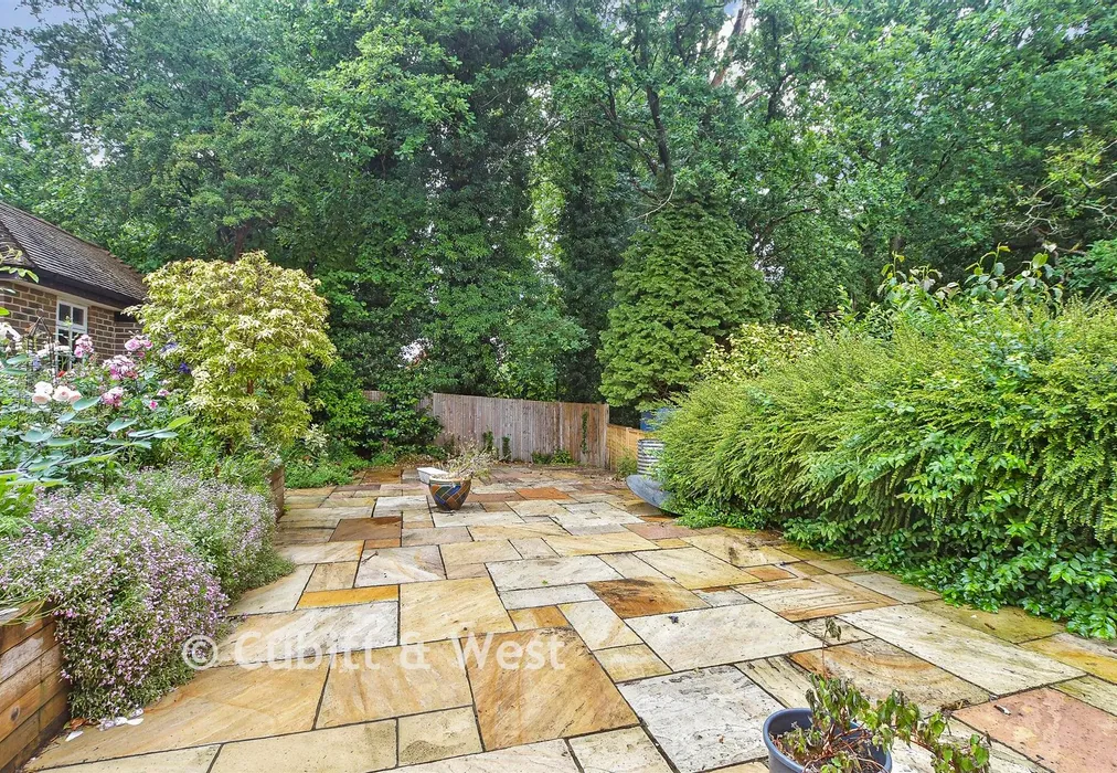 Rear Garden - Oak Tree Cottages, Danehill, East Sussex - Wards of Kent