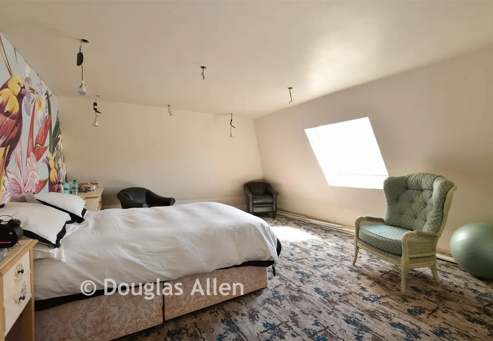 Bedroom 1 - Mount End, Theydon Mount, Epping, Essex - Wards of Kent
