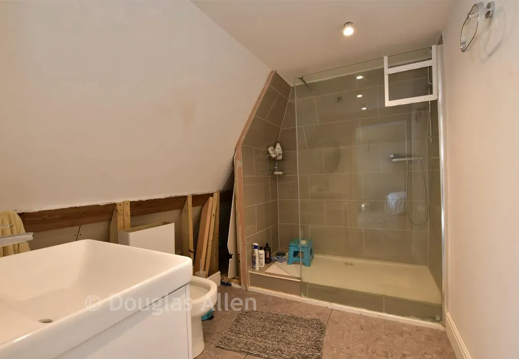 En-Suite - Mount End, Theydon Mount, Epping, Essex - Wards of Kent