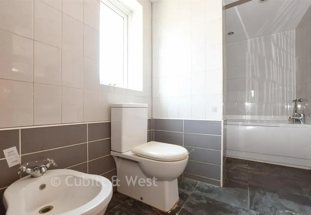 Bathroom - Limpsfield Road, Warlingham, Surrey - Wards of Kent