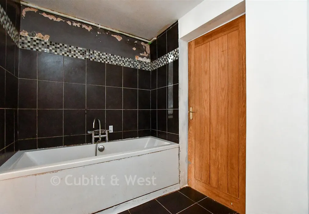 Bathroom - Limpsfield Road, Warlingham, Surrey - Wards of Kent