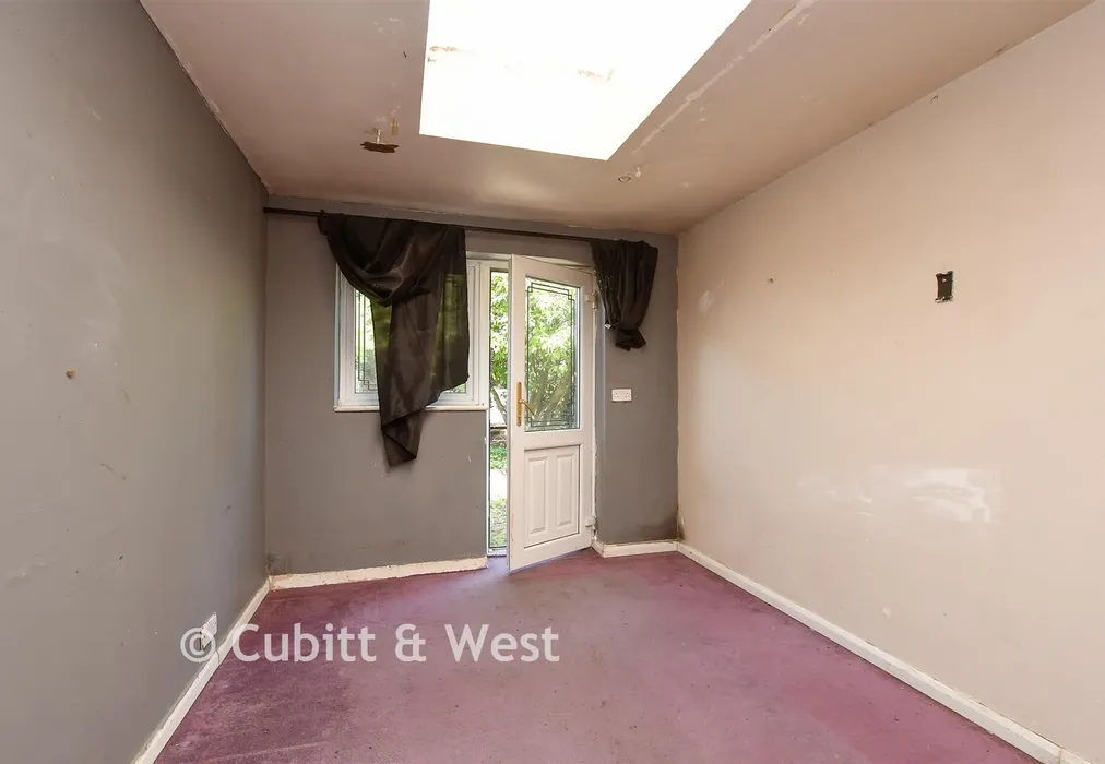 Guest Room 2 - Limpsfield Road, Warlingham, Surrey - Wards of Kent