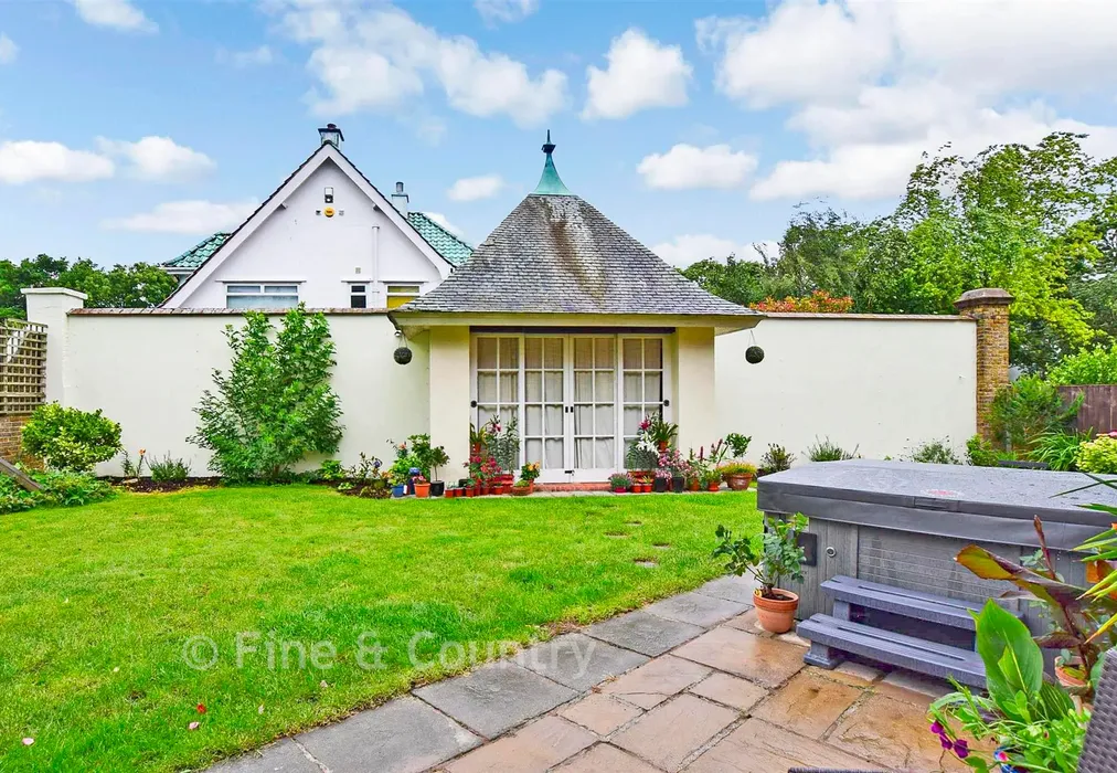 Summer House - Worcester Grove, Broadstairs, Kent - Wards of Kent