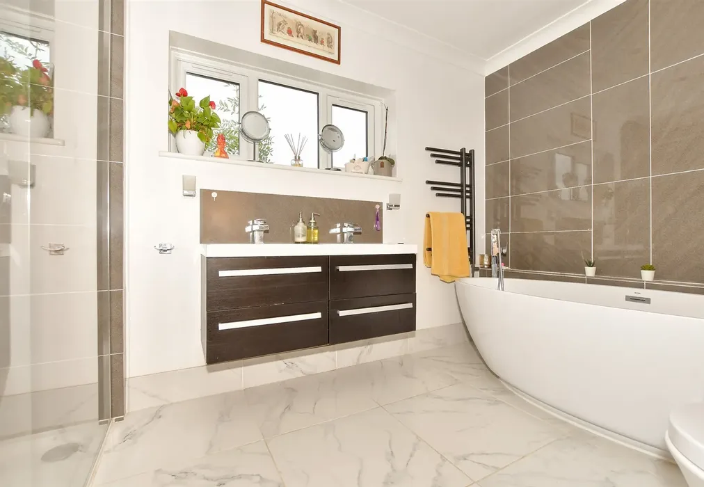 Bathroom - Belcaire Close, Lympne, Kent - Wards of Kent
