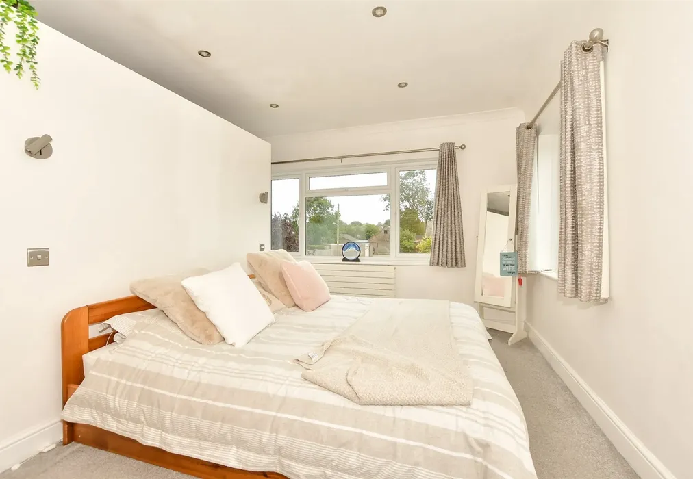 Bedroom 1 - Belcaire Close, Lympne, Kent - Wards of Kent
