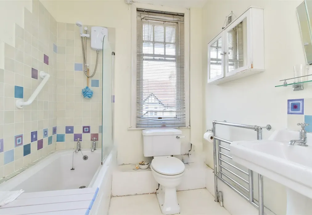 Bathroom - Cleve Terrace, Lewes, East Sussex - Wards of Kent