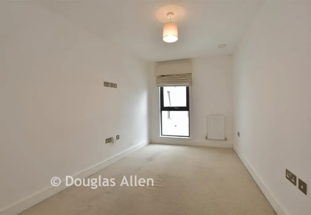 Bedroom 2 - The Broadway, Loughton, Essex - Wards of Kent