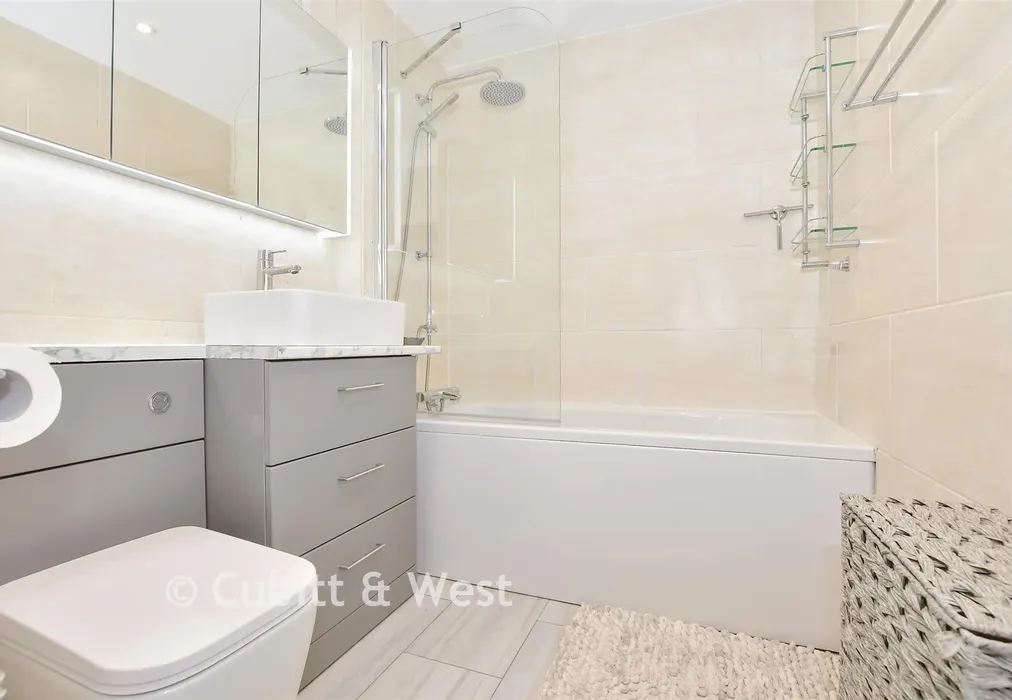 Bathroom - Croydon Road, Caterham, Surrey - Wards of Kent