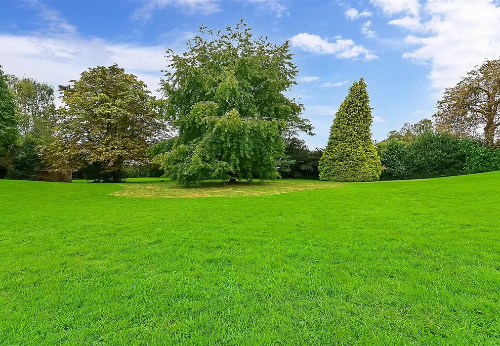 Communal Gardens - Ferndale Close, Tunbridge Wells, Kent - Wards of Kent