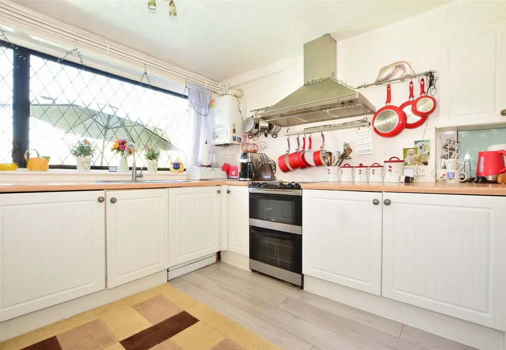 Kitchen - Goda Road, Littlehampton, West Sussex - Wards of Kent