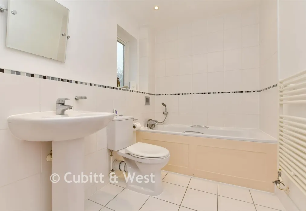 Bathroom - Tupwood Lane, Caterham, Surrey - Wards of Kent
