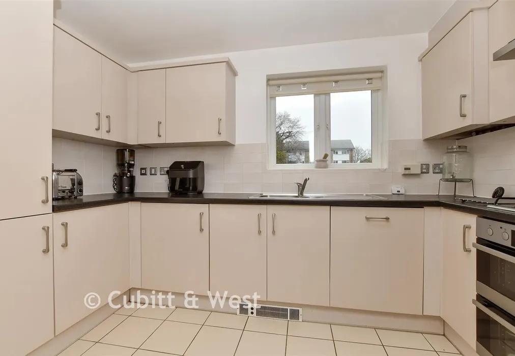 Kitchen - Tupwood Lane, Caterham, Surrey - Wards of Kent