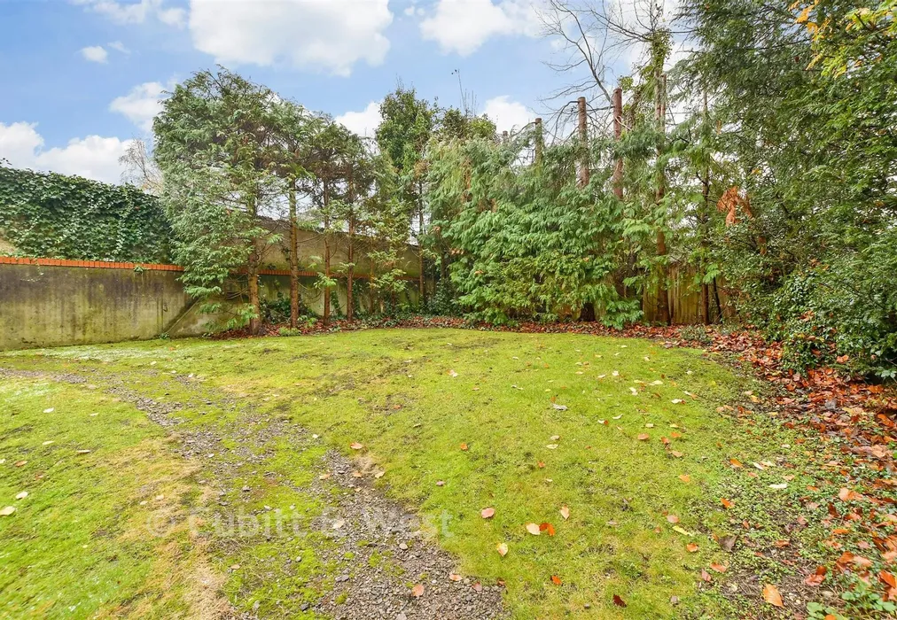Communal Gardens - Tupwood Lane, Caterham, Surrey - Wards of Kent