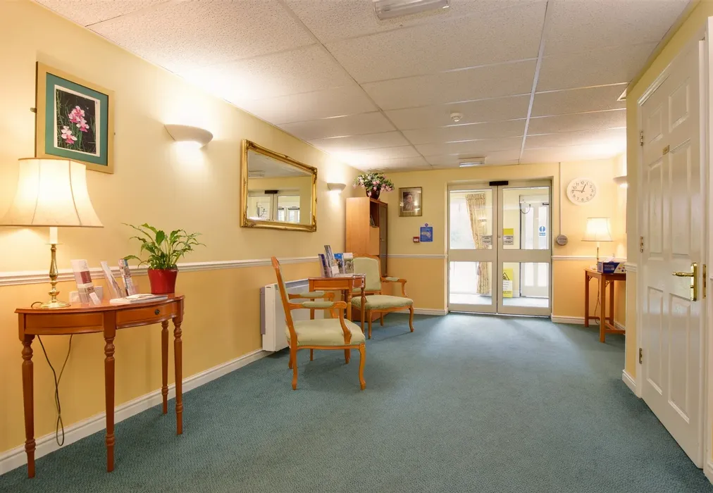 Internal Lifestyle Photograph - London Road, Redhill, Surrey - Wards of Kent