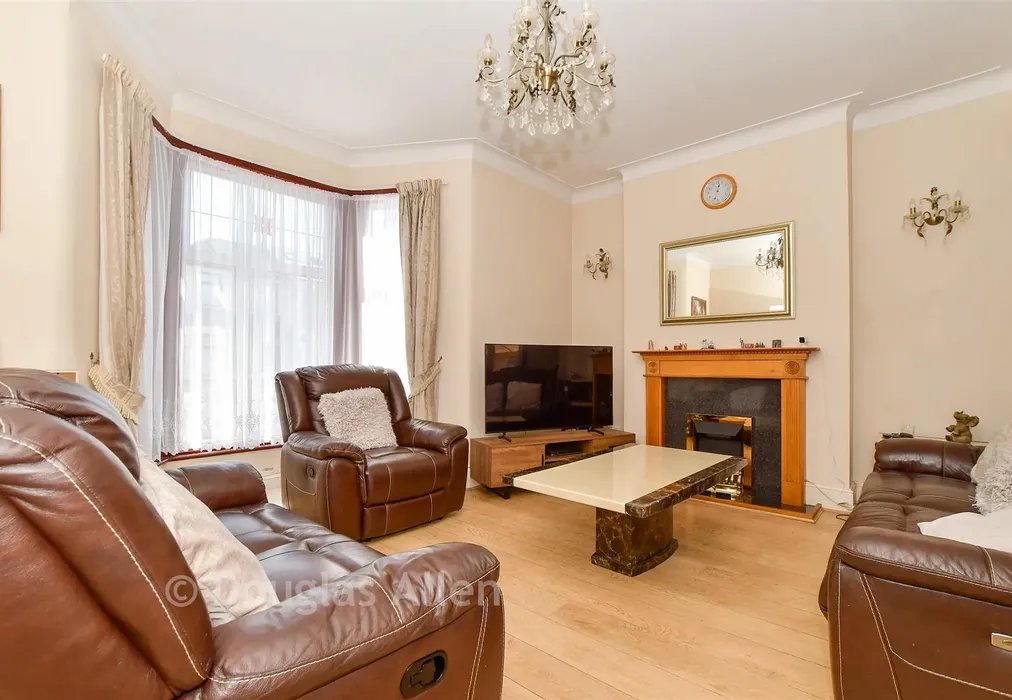 Lounge B - Blythswood Road, Seven KIngs, Essex - Wards of Kent