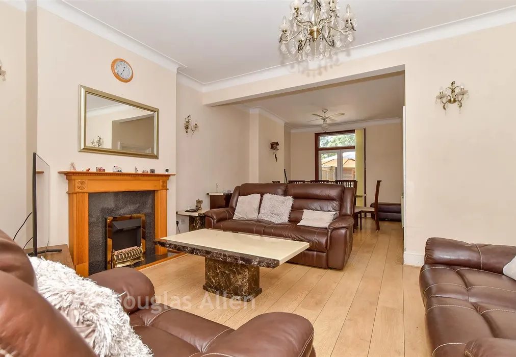 Lounge B - Blythswood Road, Seven KIngs, Essex - Wards of Kent