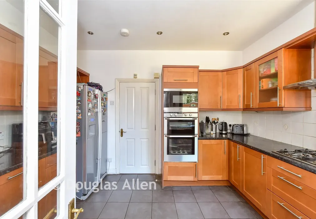 Kitchen B - Blythswood Road, Seven KIngs, Essex - Wards of Kent