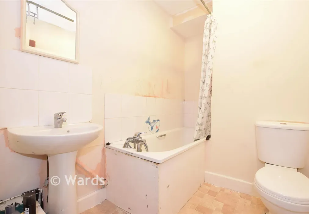 Bathroom - Athelstan Road, Margate, Kent - Wards of Kent
