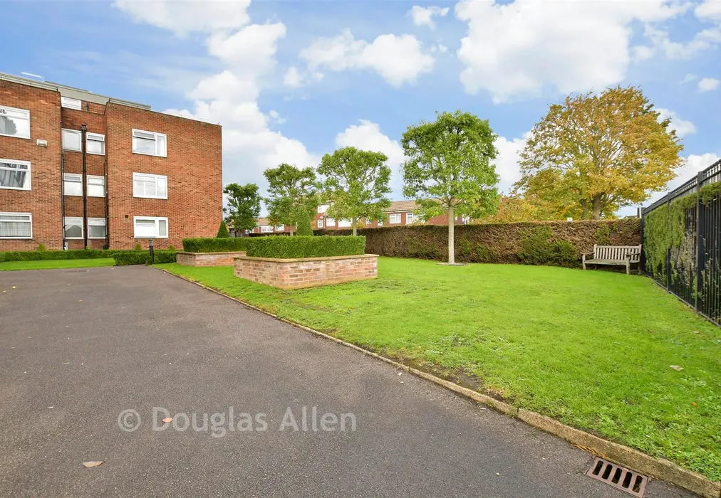 Communal Gardens - Ashurst Drive, Ilford, Essex - Wards of Kent