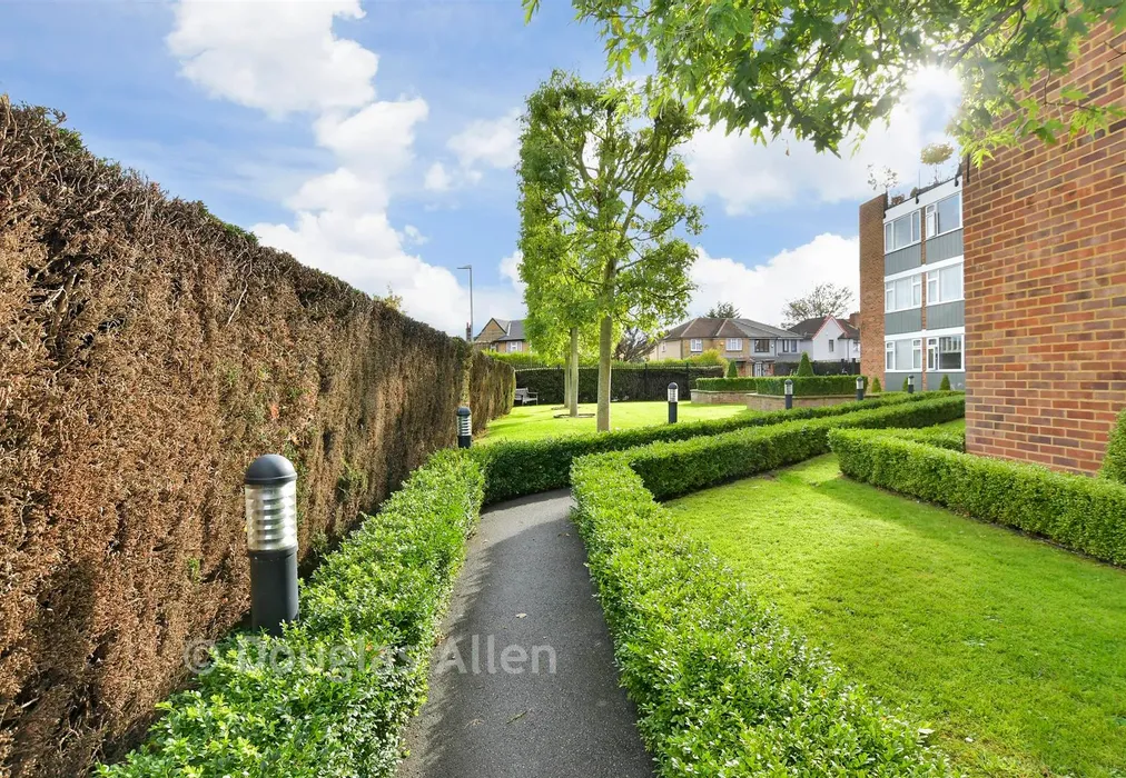 Communal Gardens - Ashurst Drive, Ilford, Essex - Wards of Kent