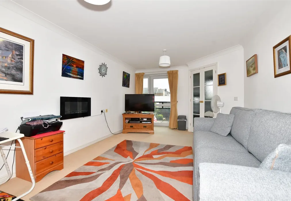 Lounge - Harold Road, Cliftonville, Margate, Kent - Wards of Kent