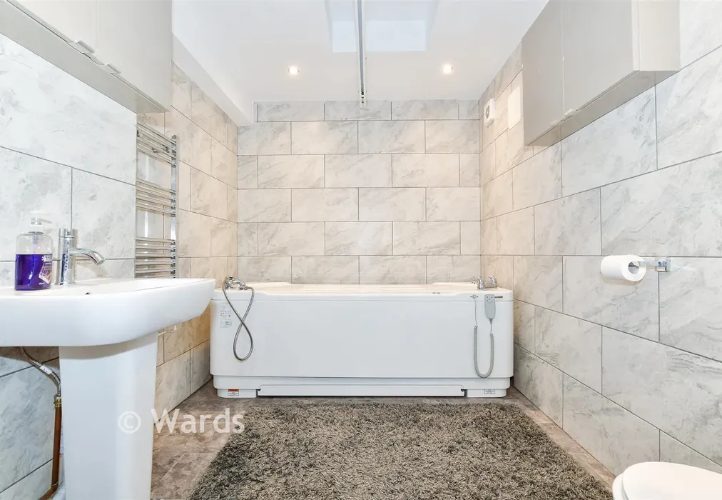 En-Suite Bathroom - Broadoak Avenue, Maidstone, Kent - Wards of Kent
