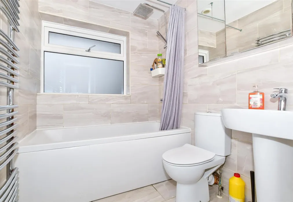 Bathroom - Broadoak Avenue, Maidstone, Kent - Wards of Kent