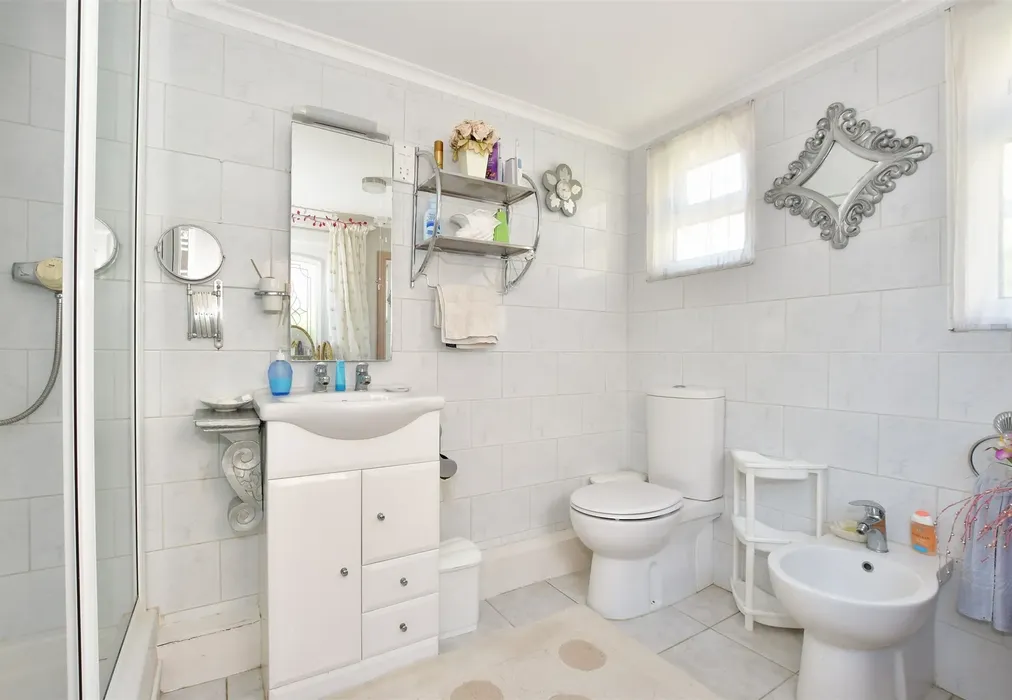 En-Suite Shower Room - Danes Court, Dover, Kent - Wards of Kent