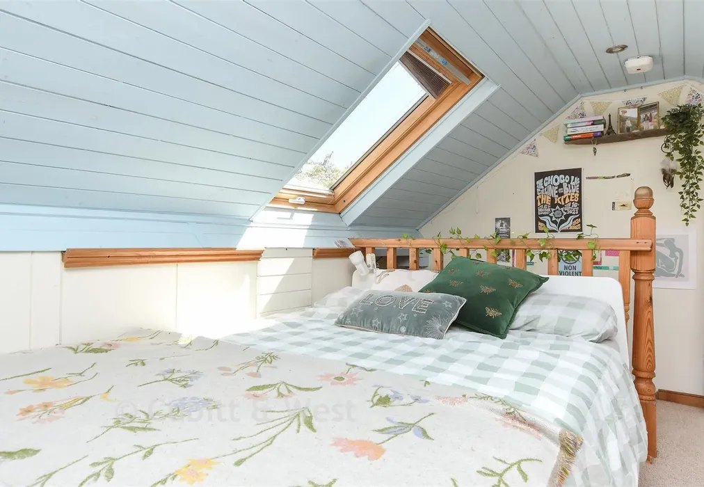 Internal Lifestyle Photograph - Arbutus Close, Meadvale, Surrey - Wards of Kent