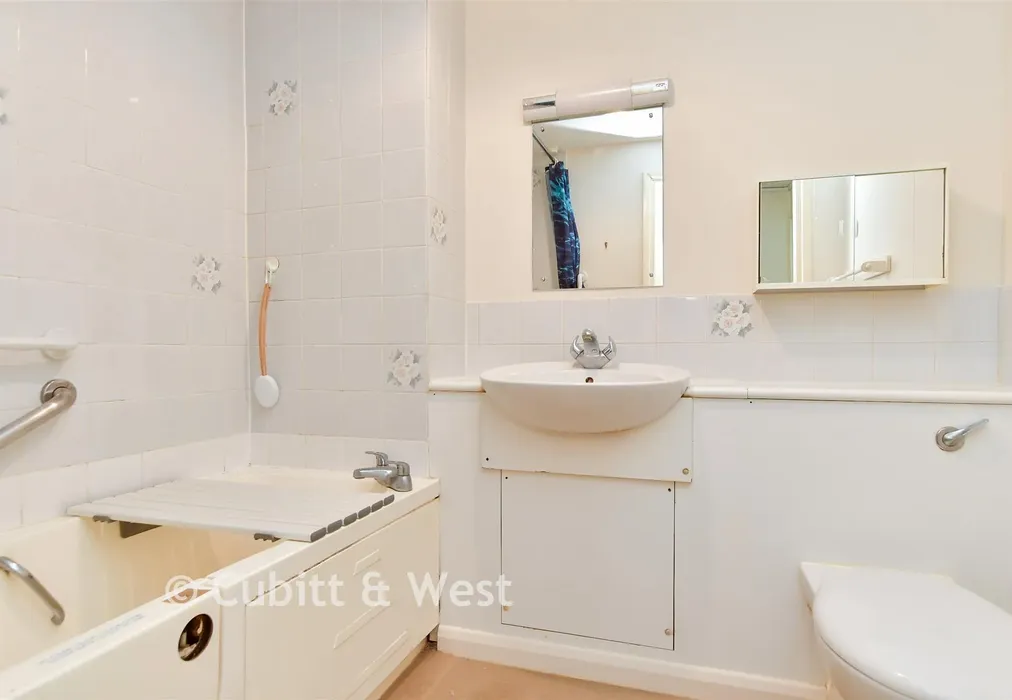 Bathroom - Tongdean Lane, Withdean, Brighton, East Sussex - Wards of Kent