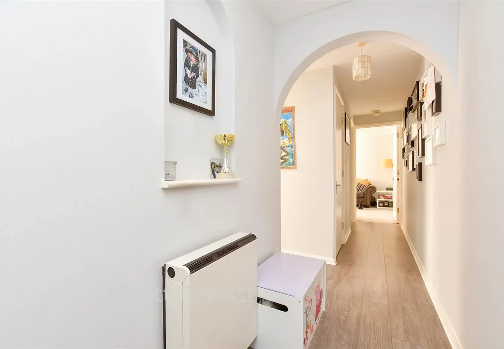 Entrance Hall - Autumn Drive, Sutton, Surrey - Wards of Kent