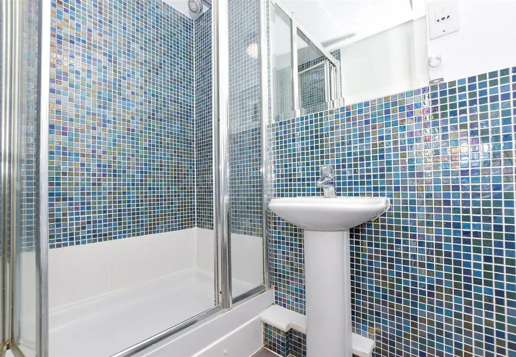 Shower Room - Fitzroy Place, Reigate, Surrey - Wards of Kent