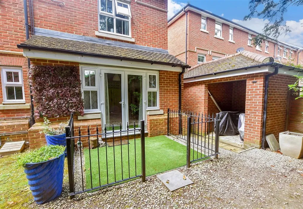 Patio Area - Fitzroy Place, Reigate, Surrey - Wards of Kent