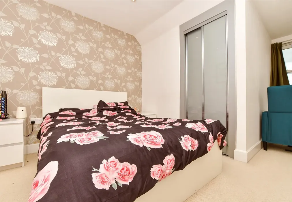 Bedroom 1 - Reigate Hill, Reigate, Surrey - Wards of Kent