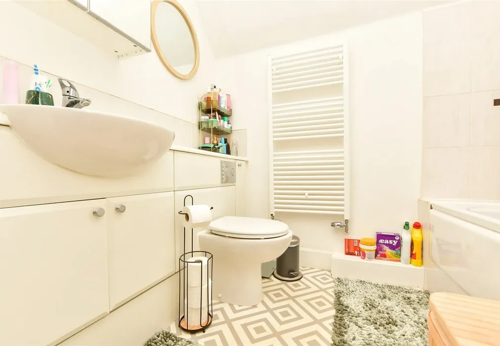 Bathroom - Reigate Hill, Reigate, Surrey - Wards of Kent