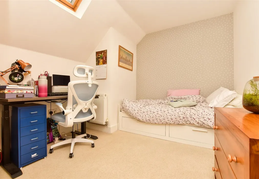 Bedroom 2 - Reigate Hill, Reigate, Surrey - Wards of Kent
