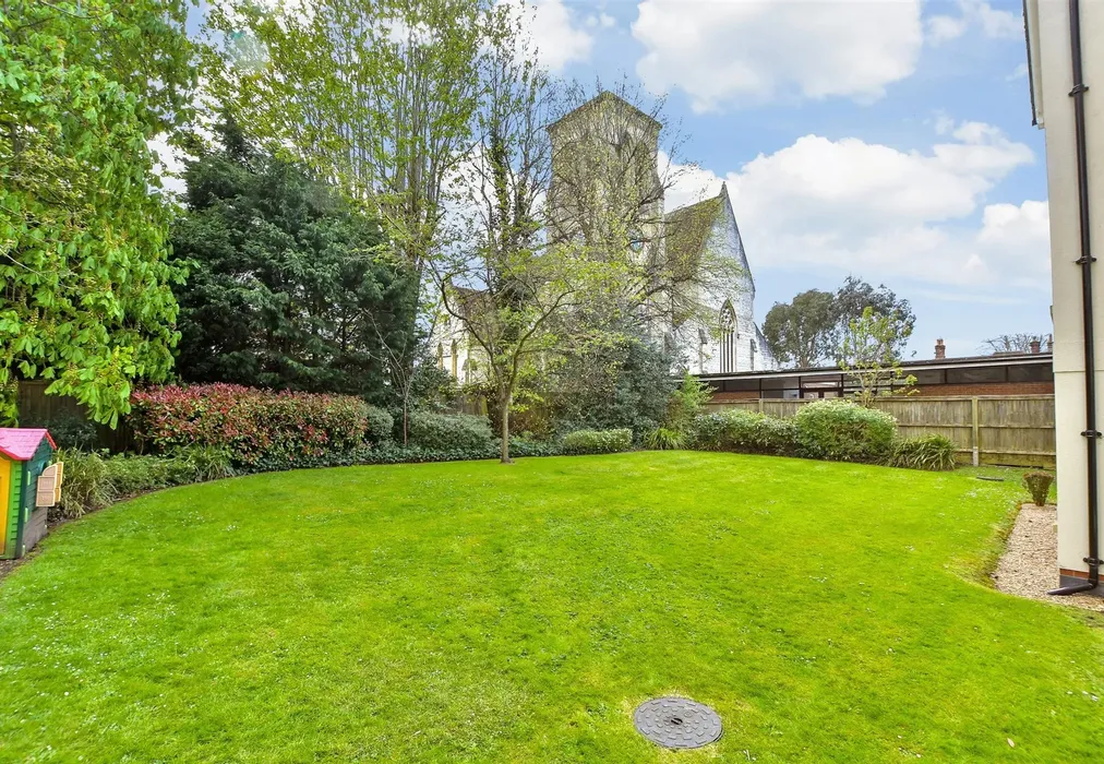 Communal Gardens - Reigate Hill, Reigate, Surrey - Wards of Kent