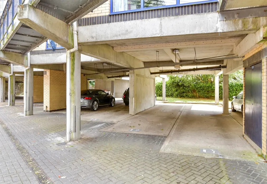 Driveway/Parking - Valetta Way, The Esplanade, Rochester, Kent - Wards of Kent